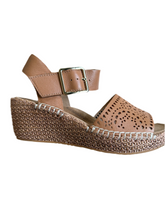 Load image into Gallery viewer, Ziera Killion XW Tan Leather Sandal
