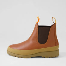 Load image into Gallery viewer, Rollie Fields Chelsea Waterproof Leather Cognac/Latte
