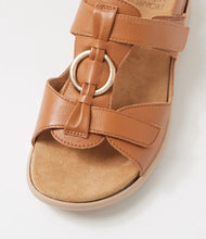 Load image into Gallery viewer, Ziera Brisa XW Dark Tan/Almond Sole Sandal
